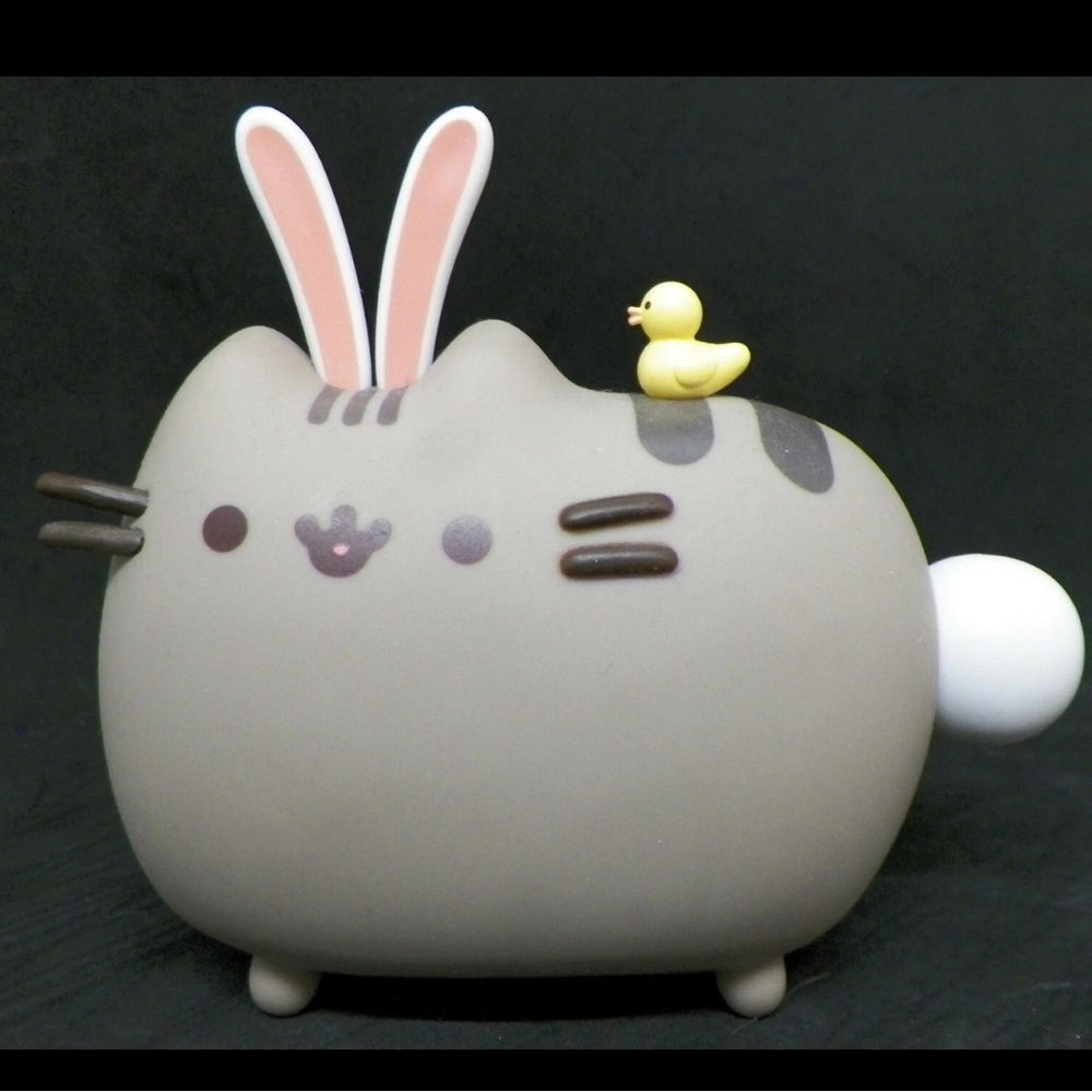 2017 Pusheen Box Exclusive Bunny Pusheen Vinyl Figure! New in box!